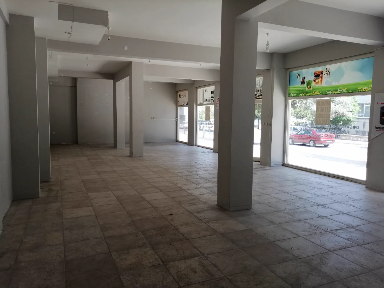 Emirbeyazıt Hasan Ercan Caddesi üzeri geniş vitrinli kiralık dükkanın iç görünümü
