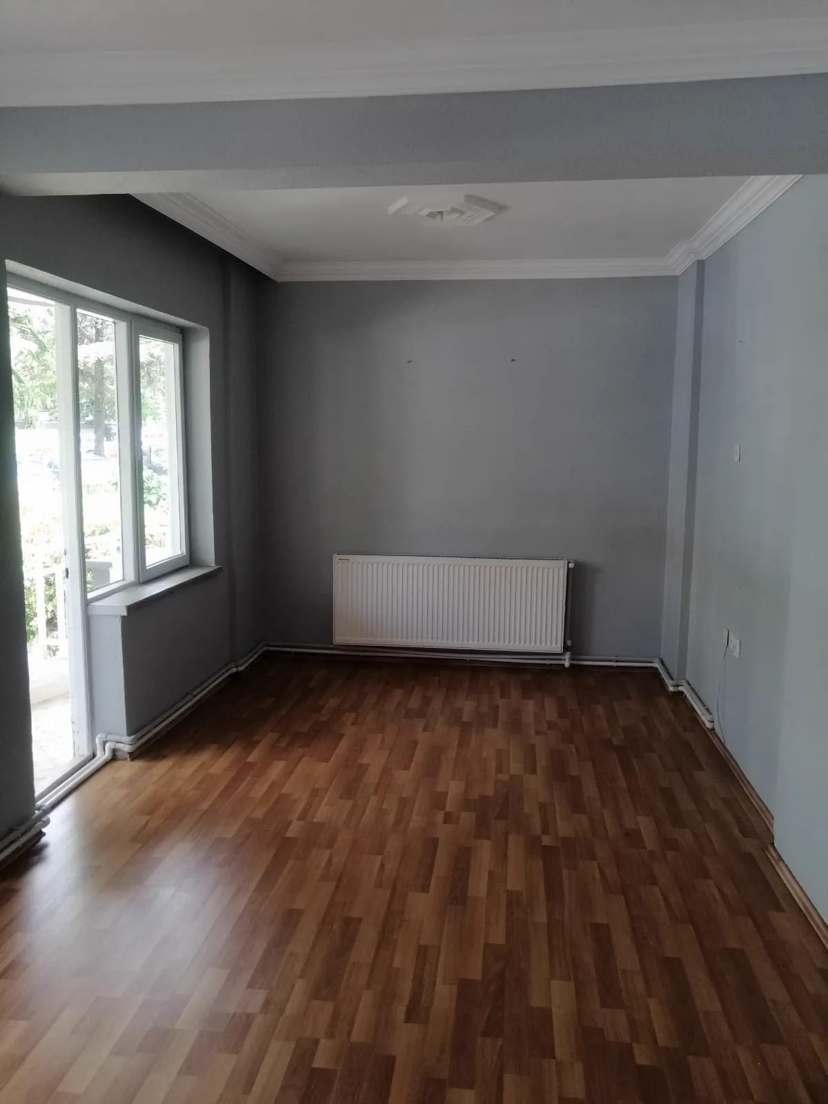 Emirbeyazıt Kürkütçü Sokak'ta 2+1 satılık dairenin aydınlık salonu