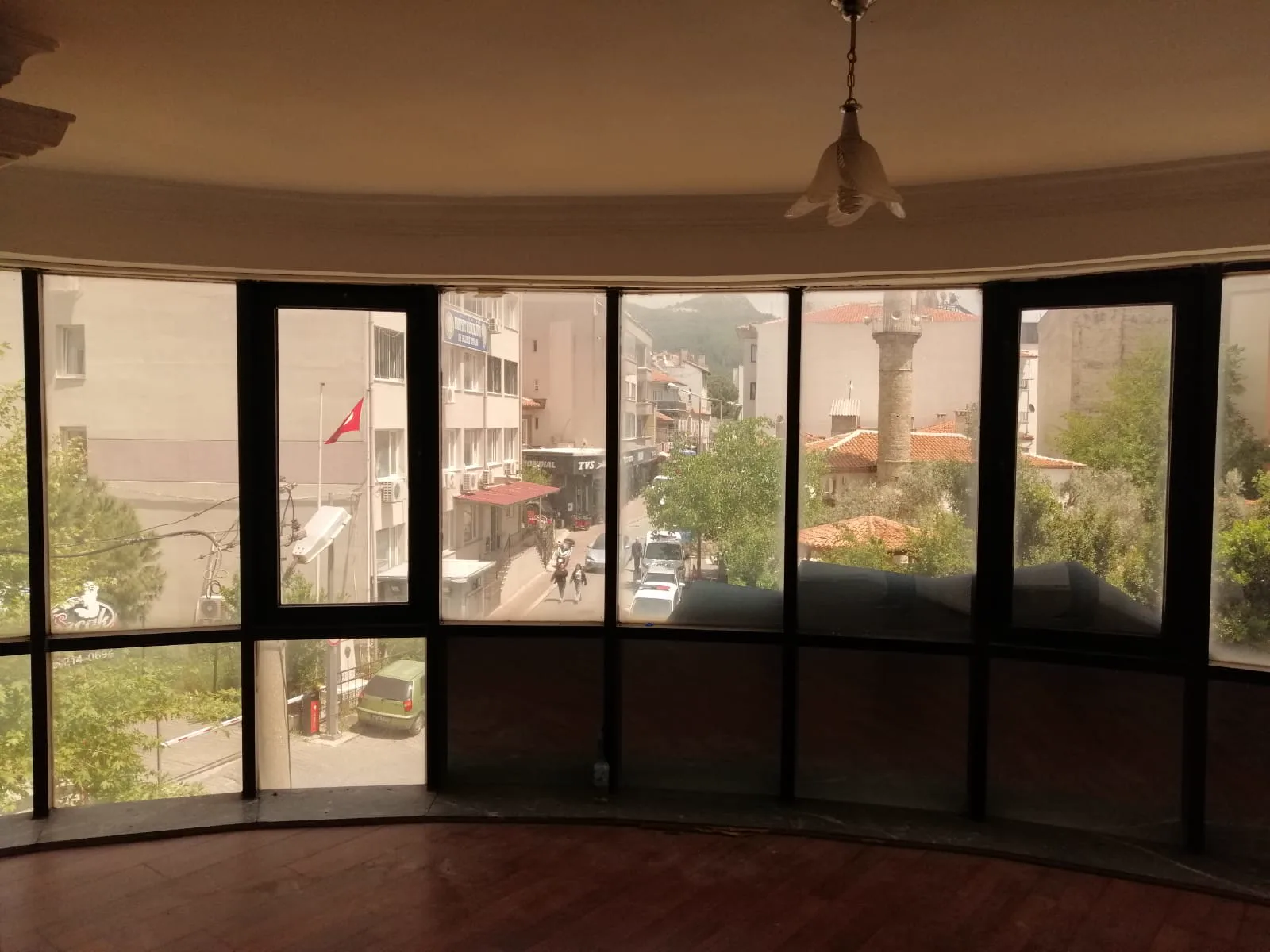 Emirbeyazıt Recai Güreli Caddesi Osman Ercan İş Merkezi'nde 2. kat kiralık büronun aydınlık odası
